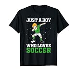 Nur ein Junge, der Fußball liebt T-Shirt
