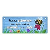 Dicke Hummel auf Blumenwiese Metallschild mit Spruch hat das Blümchen einen Knick war die Hummel...