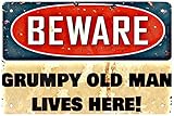YTOMEAT Lustiges Retro-Blechschild, Aufschrift 'Warning Grumpy Old Man Lives Here' im Freien,...